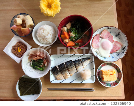 當地日本餐廳的烤魚套餐(烤鹹鯖魚、雞蛋料理、一小碟蔬菜、豬肉味噌湯等) 當地日本餐廳的烤魚套餐(烤鹹鯖魚、雞蛋料理、一小碟蔬菜、豬肉味噌湯等) 132866940