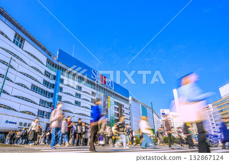 日本東京城市景觀，11月7日。池袋站東口及其他區域的景色。 132867124