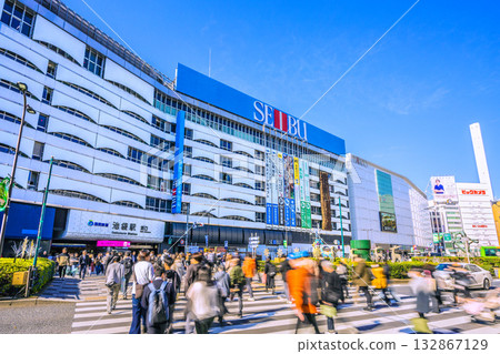 日本東京城市景觀，11月7日。池袋站東口及其他區域的景色。 132867129