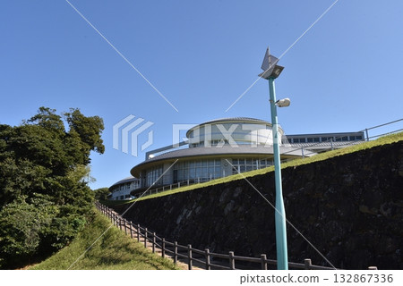 一座圓形建築和一盞船燈在藍天的襯托下格外醒目。 132867336