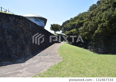 一條緩和的曲線通往建築物 一條緩和的曲線通往建築物 132867338