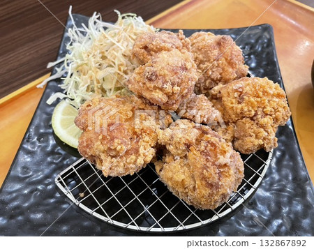 Hot fried chicken 132867892