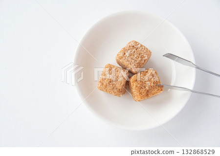 白盤子上的紅糖 132868529