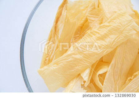 玻璃碟中的乾腐皮 132869030