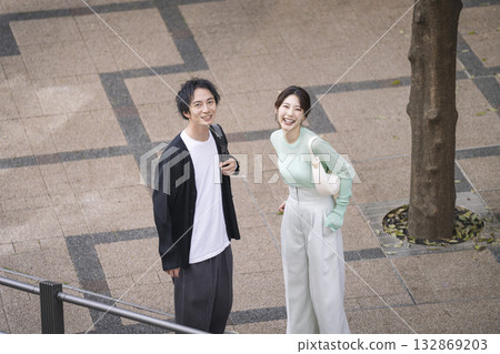 一對三十多歲的男人和女人對著鏡頭微笑 132869203