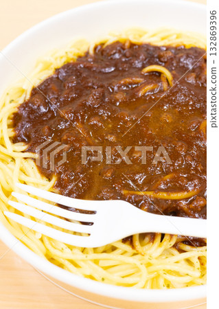 Delicious convenience store pasta with meat sauce 132869396