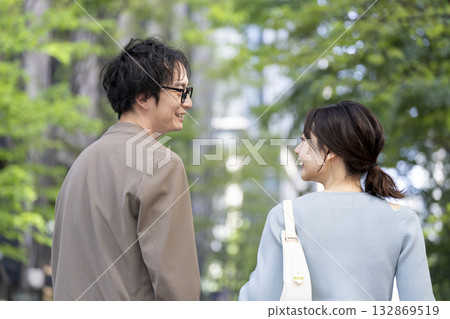 三十多歲的男男女女面帶笑容地在城裡閒逛 132869519