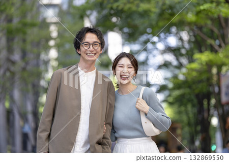 一對三十多歲的男人和女人對著鏡頭微笑 一對三十多歲的男人和女人對著鏡頭微笑 132869550