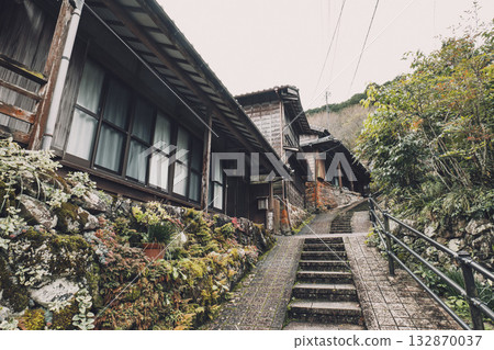 Utsunotani village in Shizuoka City, Shizuoka Prefecture, where the old Tokaido road streetscape from the Edo period remains. Utsunotani village in Shizuoka City, Shizuoka Prefecture, where the old Tokaido road streetscape from the Edo period remains. 132870037