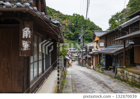 Utsunotani village in Shizuoka City, Shizuoka Prefecture, where the old Tokaido road streetscape from the Edo period remains. 132870039