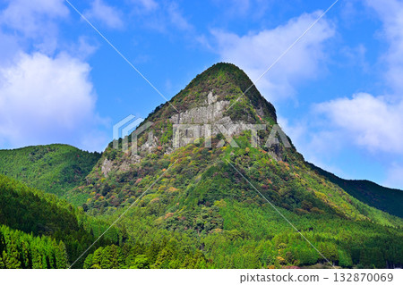 秋天降臨索尼村的鎧山。 132870069