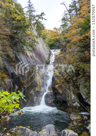 Senga Falls, Shosenkyo Gorge, Autumn, November [Kofu City, Yamanashi Prefecture] 132870097