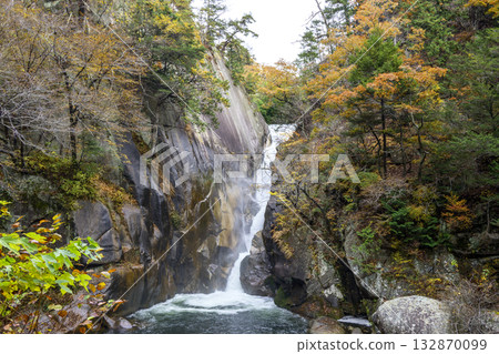 Senga Falls, Shosenkyo Gorge, Autumn, November [Kofu City, Yamanashi Prefecture] 132870099