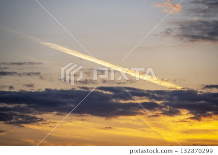 秋日落日黃昏傍晚天空，十月秋景 132870299