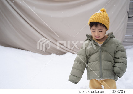 走在雪的男孩 132870561