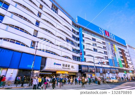 日本東京城市景觀，11月7日。池袋站東口及其他區域的景色。 132870893