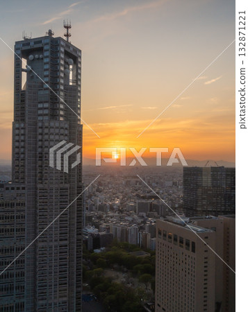 Tokyo Metropolitan Government Building and sunset (Keio Plaza Hotel SKY PLAZA IBASHO) 132871221