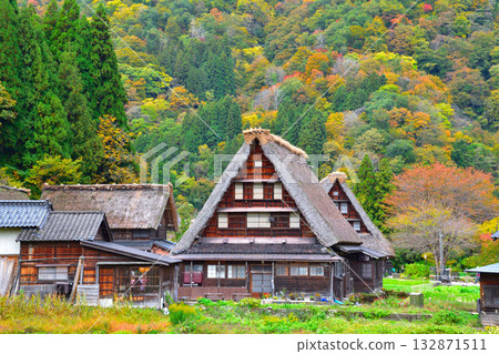 秋天的五簇山菅沼合掌村 秋天的五簇山菅沼合掌村 132871511