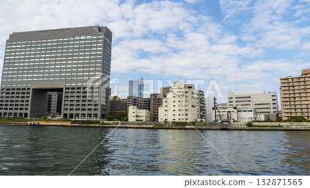 Autumn flow of the Sumida River 132871565