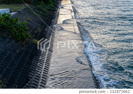 海浪拍打著海堤 海浪拍打著海堤 132871662