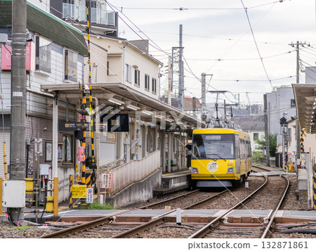[Tokyu Setagaya Line] Train departing from Wakabayashi Station 132871861