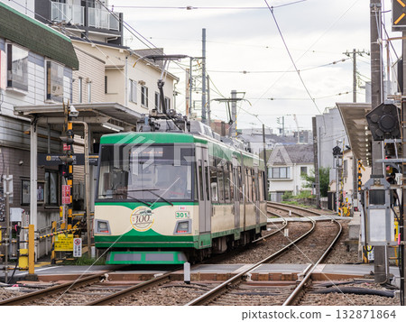[Tokyu Setagaya Line] Trains stopping at Wakabayashi Station 132871864