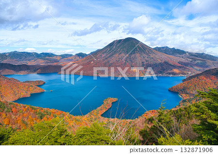 栃木縣日光市、男體山、中禪寺湖的紅葉 132871906