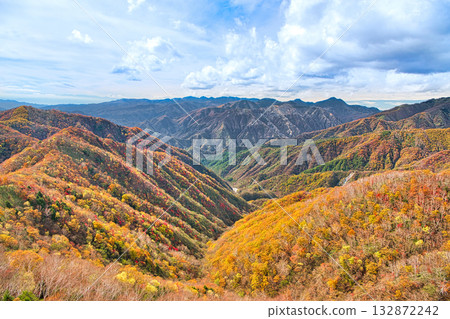 栃木縣日光市：秋葉染紅了足尾地區的山脈 132872242