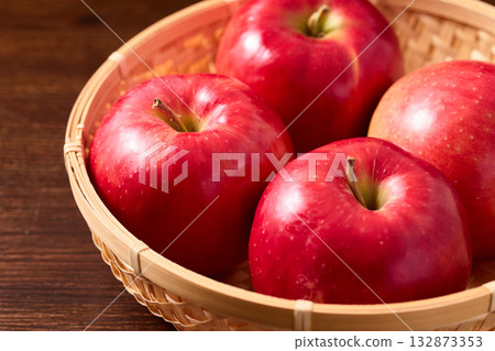 Apples in a basket: Jonagold apples from Aomori Prefecture Apples in a basket: Jonagold apples from Aomori Prefecture 132873353