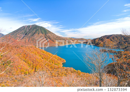 栃木縣日光市、男體山、中禪寺湖的紅葉 栃木縣日光市、男體山、中禪寺湖的紅葉 132873394