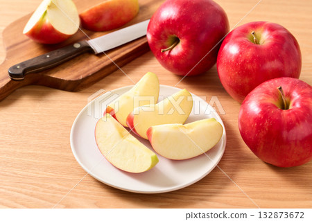Sliced Jonagold apples from Aomori Prefecture Sliced Jonagold apples from Aomori Prefecture 132873672