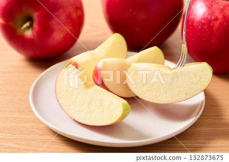 Sliced Jonagold apples from Aomori Prefecture Sliced Jonagold apples from Aomori Prefecture 132873675