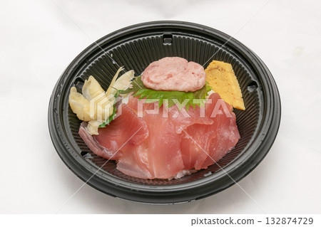 新鮮刺身拼盤蓋飯 132874729