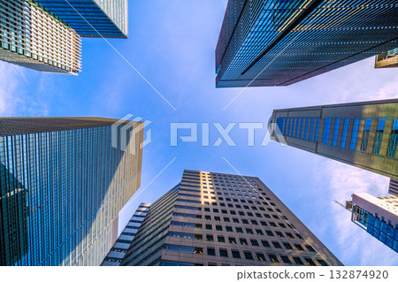 十一月的東京街景。日本經濟低迷……大手町也顯露出冬日的氣息……雖然是白天，但側光照射進來，形成陰影和漫反射。 132874920