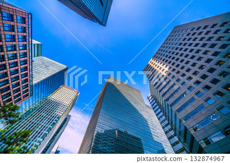 Tokyo cityscape in November. The Japanese economy is depressed... Otemachi is also showing signs of winter... It's daytime, but the light from the side creates shadows and diffused reflections. 132874967