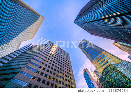 Tokyo cityscape in November. The Japanese economy is depressed... Otemachi is also showing signs of winter... It's daytime, but the light from the side creates shadows and diffused reflections. Tokyo cityscape in November. The Japanese economy is depressed... Otemachi is also showing signs of winter... It's daytime, but the light from the side creates shadows and diffused reflections. 132874984