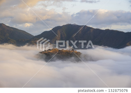兵庫縣朝佐市的武田城和雲海 132875076