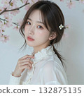 背景是櫻花的年輕女子 132875135