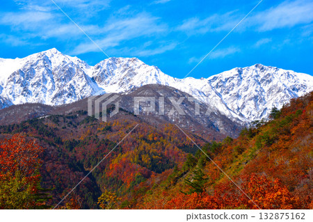 秋天的白馬連峰、白馬三山、白馬屋裡岳、尺子岳、白馬岳 秋天的白馬連峰、白馬三山、白馬屋裡岳、尺子岳、白馬岳 132875162