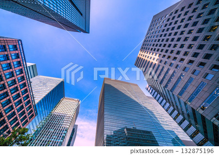 十一月的東京街景。日本經濟低迷……大手町也顯露出冬日的氣息……雖然是白天，但側光照射進來，形成陰影和漫反射。 132875196