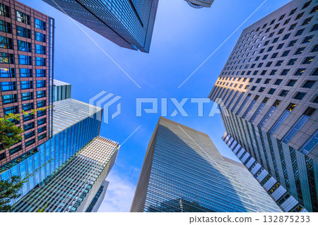 十一月的東京街景。日本經濟低迷……大手町也顯露出冬日的氣息……雖然是白天，但側光照射進來，形成陰影和漫反射。 132875233