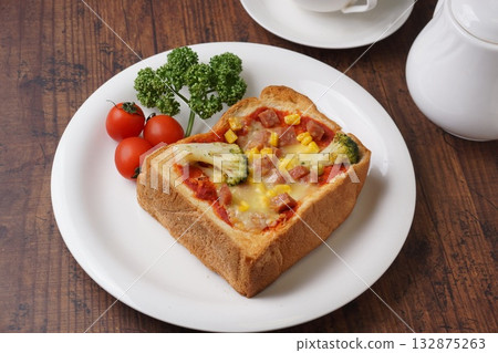 Pizza toast  132875263