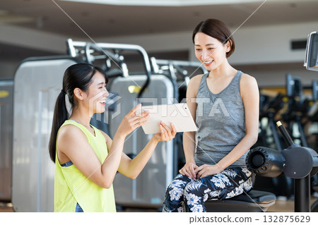 A woman receiving counseling at the gym. Photo courtesy of Sports Club & Sauna Spa Renaissance Makuhari 24 A woman receiving counseling at the gym. Photo courtesy of Sports Club & Sauna Spa Renaissance Makuhari 24 132875629