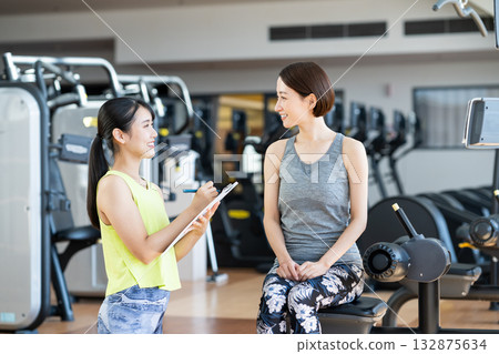 A woman receiving counseling at the gym. Photo courtesy of Sports Club & Sauna Spa Renaissance Makuhari 24 A woman receiving counseling at the gym. Photo courtesy of Sports Club & Sauna Spa Renaissance Makuhari 24 132875634