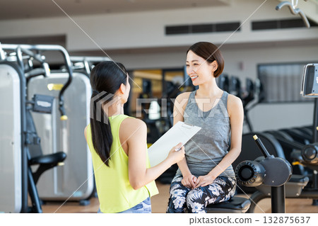 一位女士在健身房接受心理諮商。照片由 Renaissance Makuhari 24 運動俱樂部及桑拿水療中心提供。 132875637