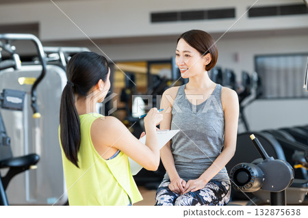 一位女士在健身房接受心理諮商。照片由 Renaissance Makuhari 24 運動俱樂部及桑拿水療中心提供。 132875638