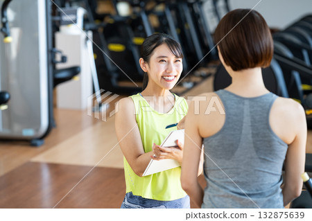 一位女士在健身房接受心理諮商。照片由 Renaissance Makuhari 24 運動俱樂部及桑拿水療中心提供。 132875639