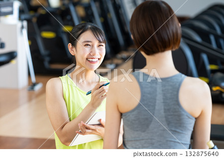 一位女士在健身房接受心理諮商。照片由 Renaissance Makuhari 24 運動俱樂部及桑拿水療中心提供。 132875640