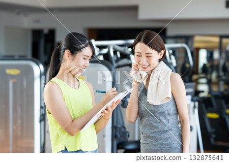 一位女士在健身房接受心理諮商。照片由 Renaissance Makuhari 24 運動俱樂部及桑拿水療中心提供。 132875641