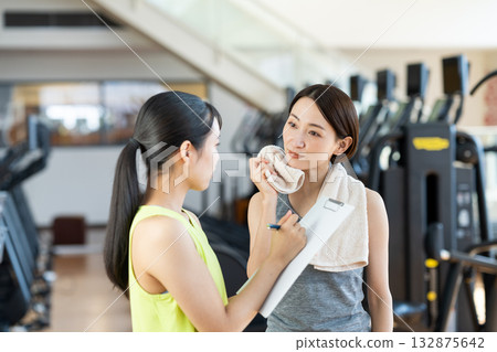一位女士在健身房接受心理諮商。照片由 Renaissance Makuhari 24 運動俱樂部及桑拿水療中心提供。 一位女士在健身房接受心理諮商。照片由 Renaissance Makuhari 24 運動俱樂部及桑拿水療中心提供。 132875642